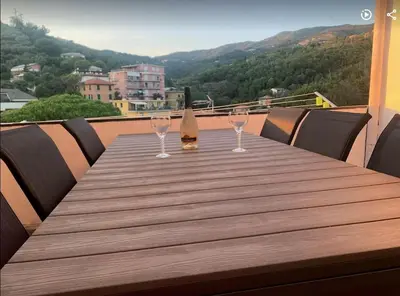 Vista generica sulle montagne o vista sulle montagne dall'interno della casa vacanze