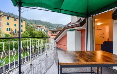 Vista generica sulle montagne o vista sulle montagne dall'interno dell'appartamento