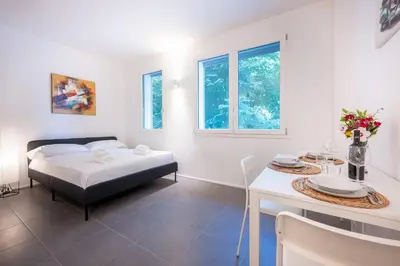 Letto o letti in una camera di GuestHost - Bright Studio Apartment near Hospital