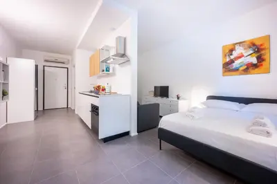 Letto o letti in una camera di GuestHost - Bright Studio Apartment near Hospital