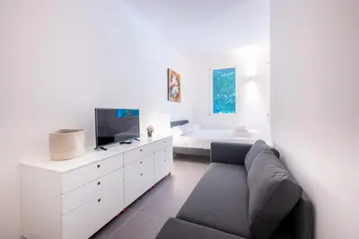 Area soggiorno di GuestHost - Bright Studio Apartment near Hospital