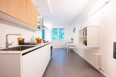 Cucina o angolo cottura di GuestHost - Bright Studio Apartment near Hospital
