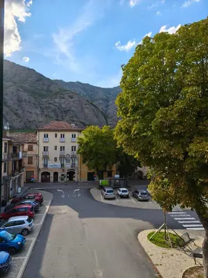 Vista generica sulle montagne o vista sulle montagne dall'interno dell'appartamento
