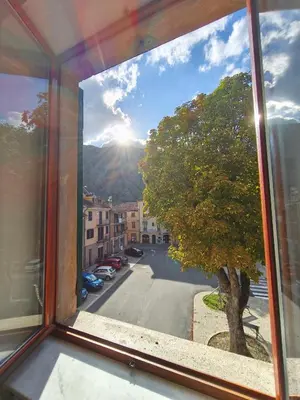 Vista generica sulle montagne o vista sulle montagne dall'interno dell'appartamento