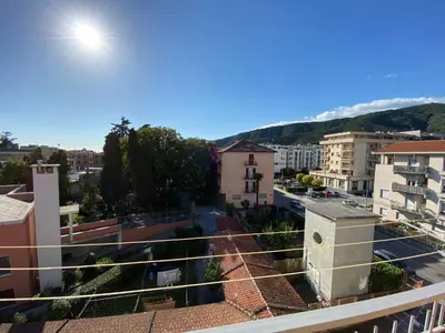 Vista generica sulle montagne o vista sulle montagne dall'interno dell'appartamento