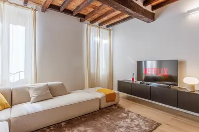 Area soggiorno di Nebbia sul Naviglio - Rua Frati 34 Palace by MoVeBNB
