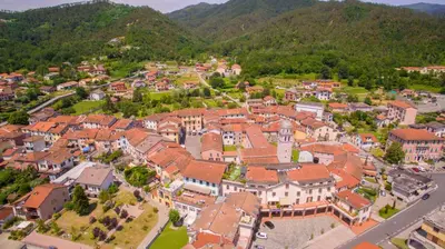 Vista generica sulle montagne o vista sulle montagne dall'interno dell'appartamento