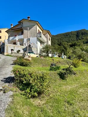 Vista generica sulle montagne o vista sulle montagne dall'interno della casa vacanze