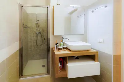 Bagno di Bilocale elegante vicino alla Stazione Wi-Fi veloce Area Lavoro