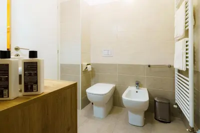 Bagno di Bilocale elegante vicino alla Stazione Wi-Fi veloce Area Lavoro