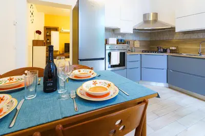 Cucina o angolo cottura di Bilocale elegante vicino alla Stazione Wi-Fi veloce Area Lavoro