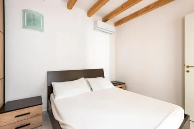 Letto o letti in una camera di Large apartment with 2 bedrooms in the historic center