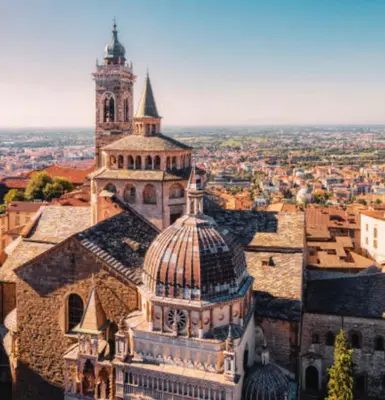 Vista generica su Pavia o vista sulla città dall'interno dell'appartamento