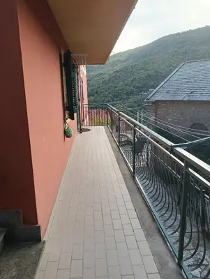 Vista generica sulle montagne o vista sulle montagne dall'interno dell'appartamento