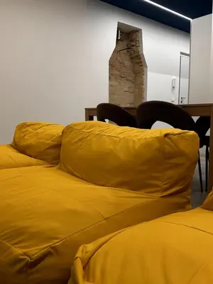 Area soggiorno di appartamento inutile, ma non troppo!