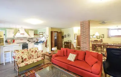 Cucina o angolo cottura di Cozy Home In Pozzol Groppo With Wifi