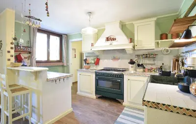Cucina o angolo cottura di Cozy Home In Pozzol Groppo With Wifi