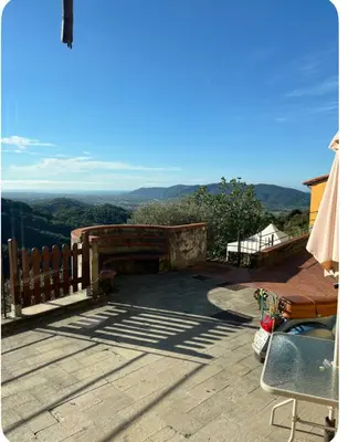Vista generica sulle montagne o vista sulle montagne dall'interno dell'appartamento