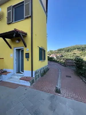 Vista generica sulle montagne o vista sulle montagne dall'interno dell'appartamento