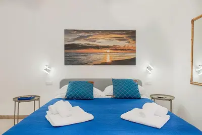 Letto o letti in una camera di Modern White Apt with AC and balcony