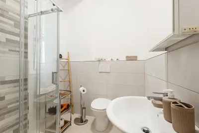 Bagno di Modern White Apt with AC and balcony