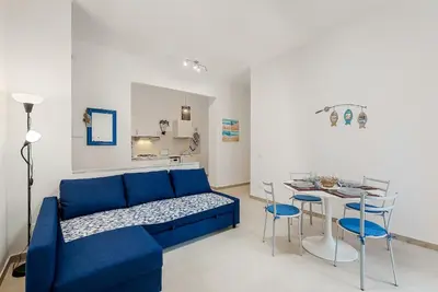 Area soggiorno di Modern White Apt with AC and balcony