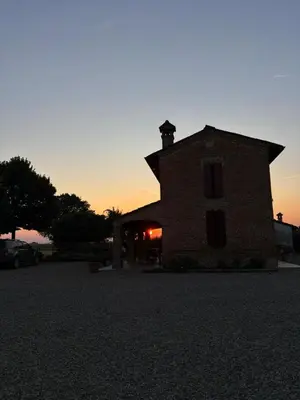 Alba o tramonto visti dall'interno dell'agriturismo o dai dintorni