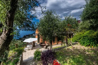 Giardino di 231C- Casa Sant'Ambrogio VISTA MARE, 2 Chilometri dal centro di Zoagli e dal Mare