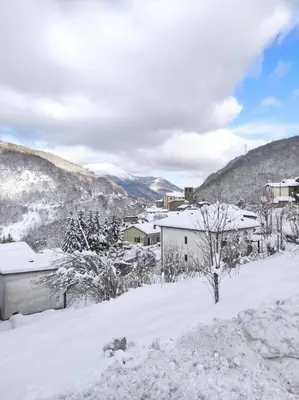 Incantevole casa tra le vie di un antico borgo durante l'inverno