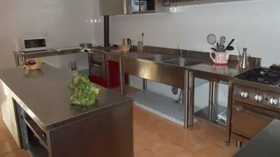 Cucina o angolo cottura di VILLA ARBEIO 8&6 Emma Villas