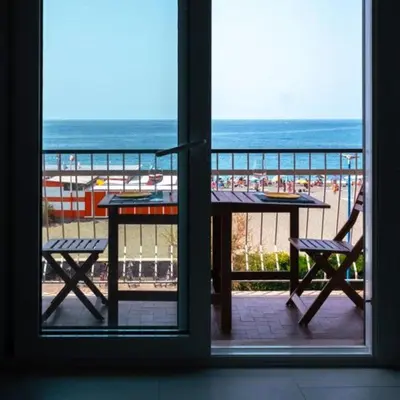 Vista generica sul mare o vista sul mare dall'interno dell'appartamento