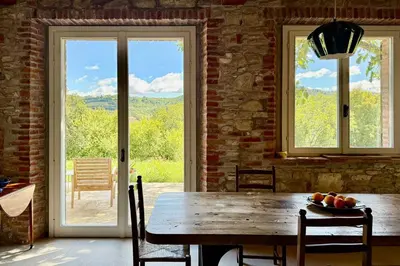 Vista generica sulle montagne o vista sulle montagne dall'interno della casa vacanze