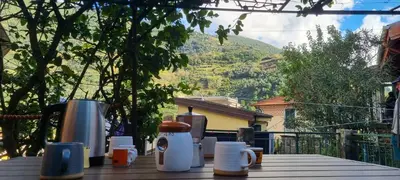 Vista generica sulle montagne o vista sulle montagne dall'interno della casa vacanze