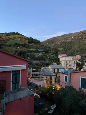 Vista generica sulle montagne o vista sulle montagne dall'interno della casa vacanze