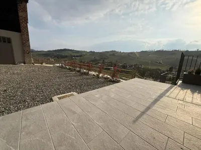 Vista generica sulle montagne o vista sulle montagne dall'interno della casa vacanze