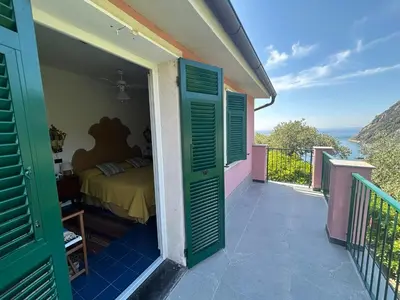 Vista generica sulle montagne o vista sulle montagne dall'interno dell'appartamento