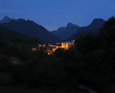 Vista generica sulle montagne o vista sulle montagne dall'interno dell'appartamento