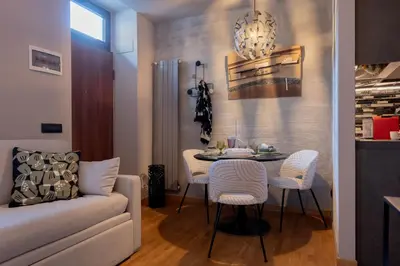 Area soggiorno di Luxury Art & Chromotherapy Apt-Hospital District5