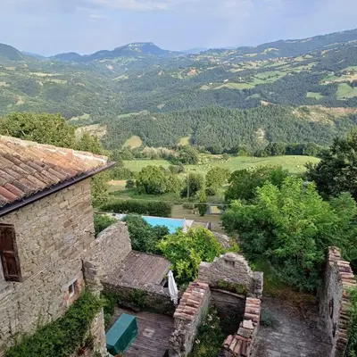 Vista generica sulle montagne o vista sulle montagne dall'interno dell'appartamento
