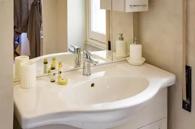 Bagno di Casa celine moderna, relax, comoda alle spiagge e negozi