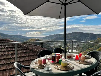 Vista generica sulle montagne o vista sulle montagne dall'interno della villa