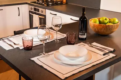Bevande di Casa di design con giardino privato in Centro a PIACENZA
