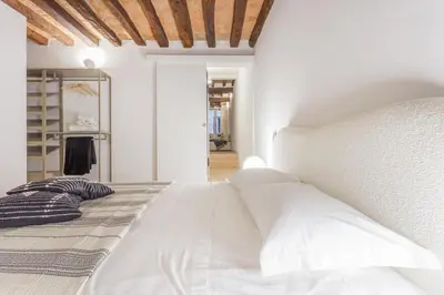 Letto o letti in una camera di Pietra di Piazza Grande - Rua Frati 34 Palace by MoVeBNB