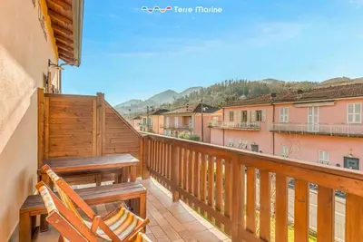 Vista generica sulle montagne o vista sulle montagne dall'interno dell'appartamento