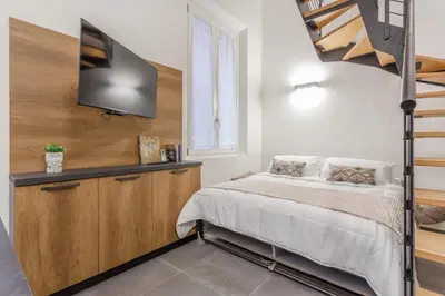 Letto o letti in una camera di Stylish Loft with Private Garage near Ghirlandina