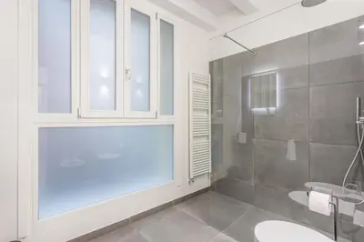 Bagno di Stylish Loft with Private Garage near Ghirlandina