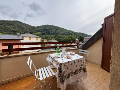 Vista generica sulle montagne o vista sulle montagne dall'interno dell'appartamento