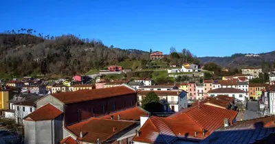 Vista generica sulle montagne o vista sulle montagne dall'interno dell'appartamento