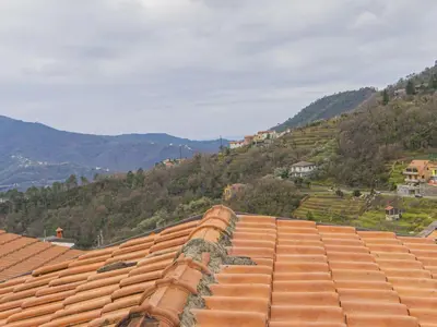 Vista generica sulle montagne o vista sulle montagne dall'interno della casa vacanze
