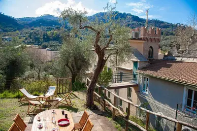 Vista generica sulle montagne o vista sulle montagne dall'interno della casa vacanze